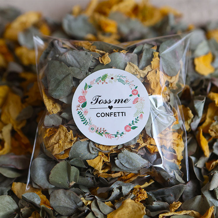 Confeti de pétalos secos decoración de boda