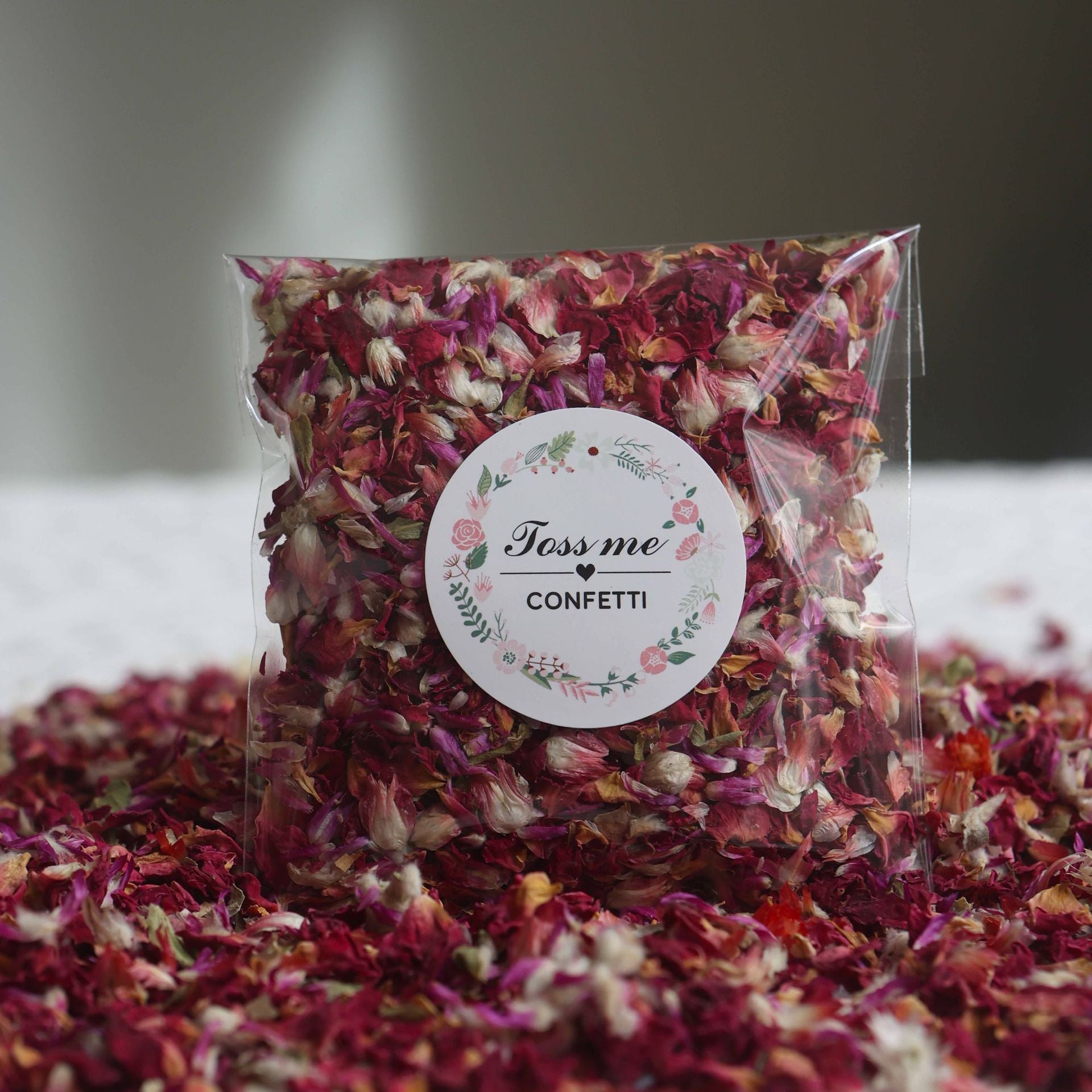 Confeti de pétalos secos decoración de boda