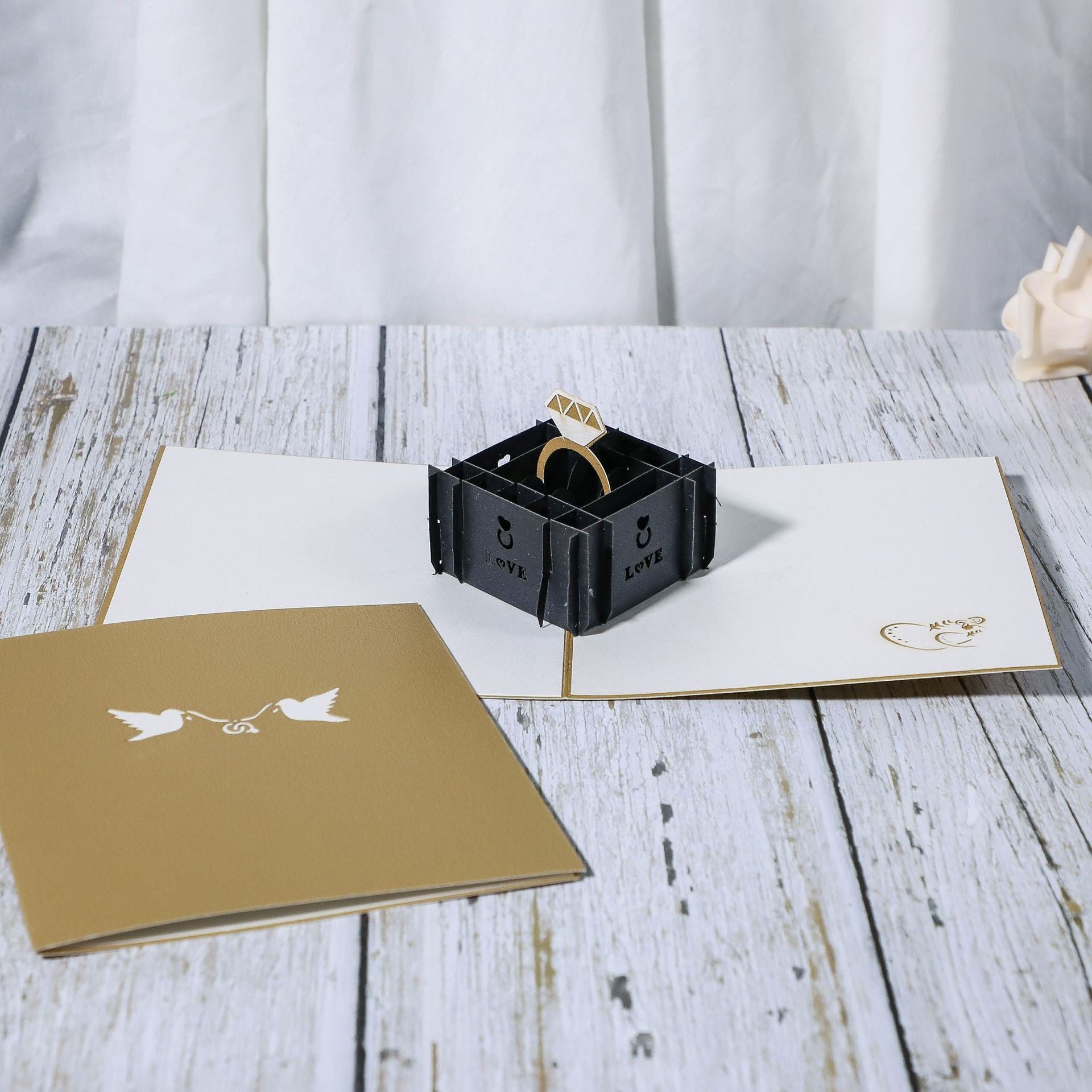 Tarjetas de felicitación 3D de papel tallado a mano