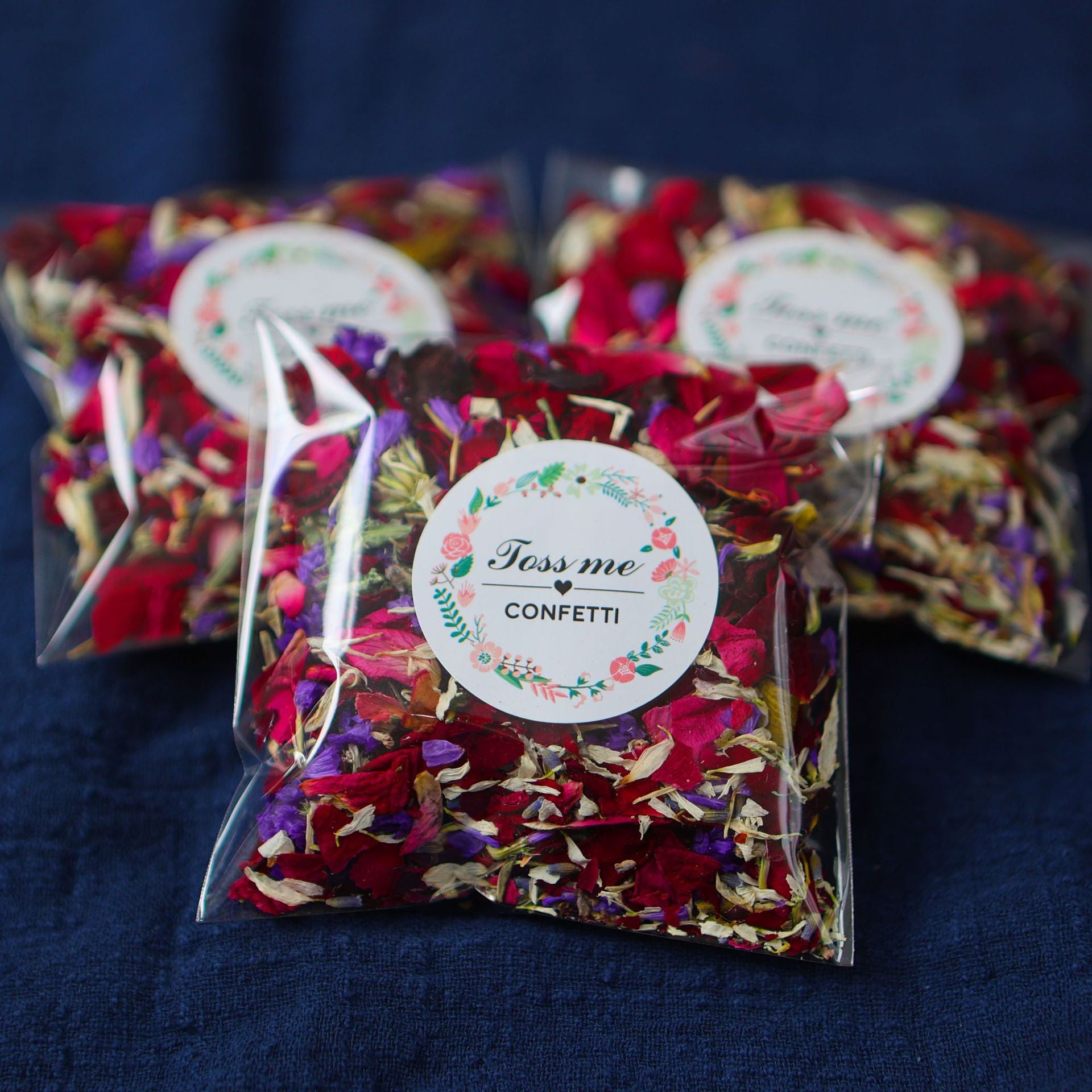 Confeti de pétalos secos decoración de boda