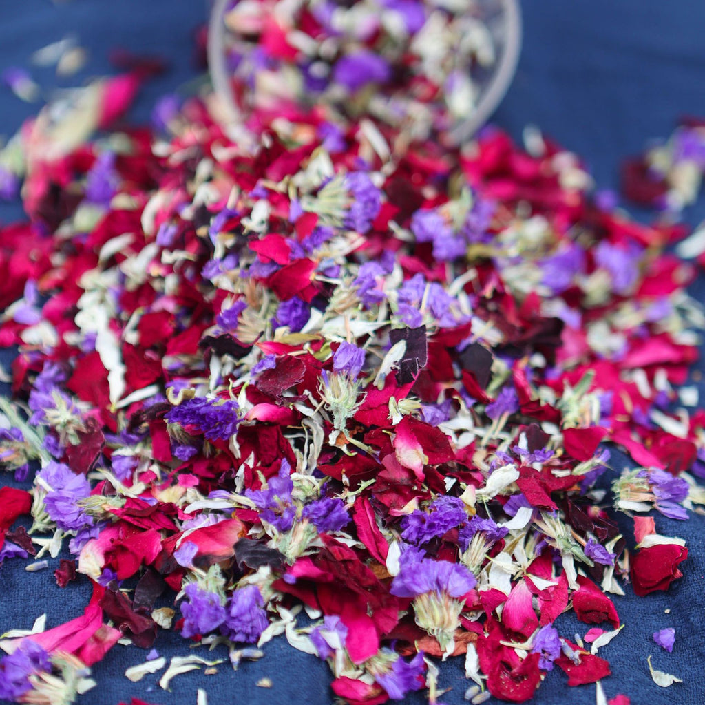 Confeti de pétalos secos decoración de boda