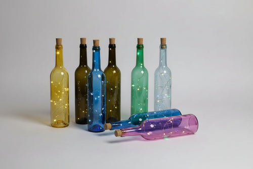 Botella de vidrio decorativa luminosa con luces LED.