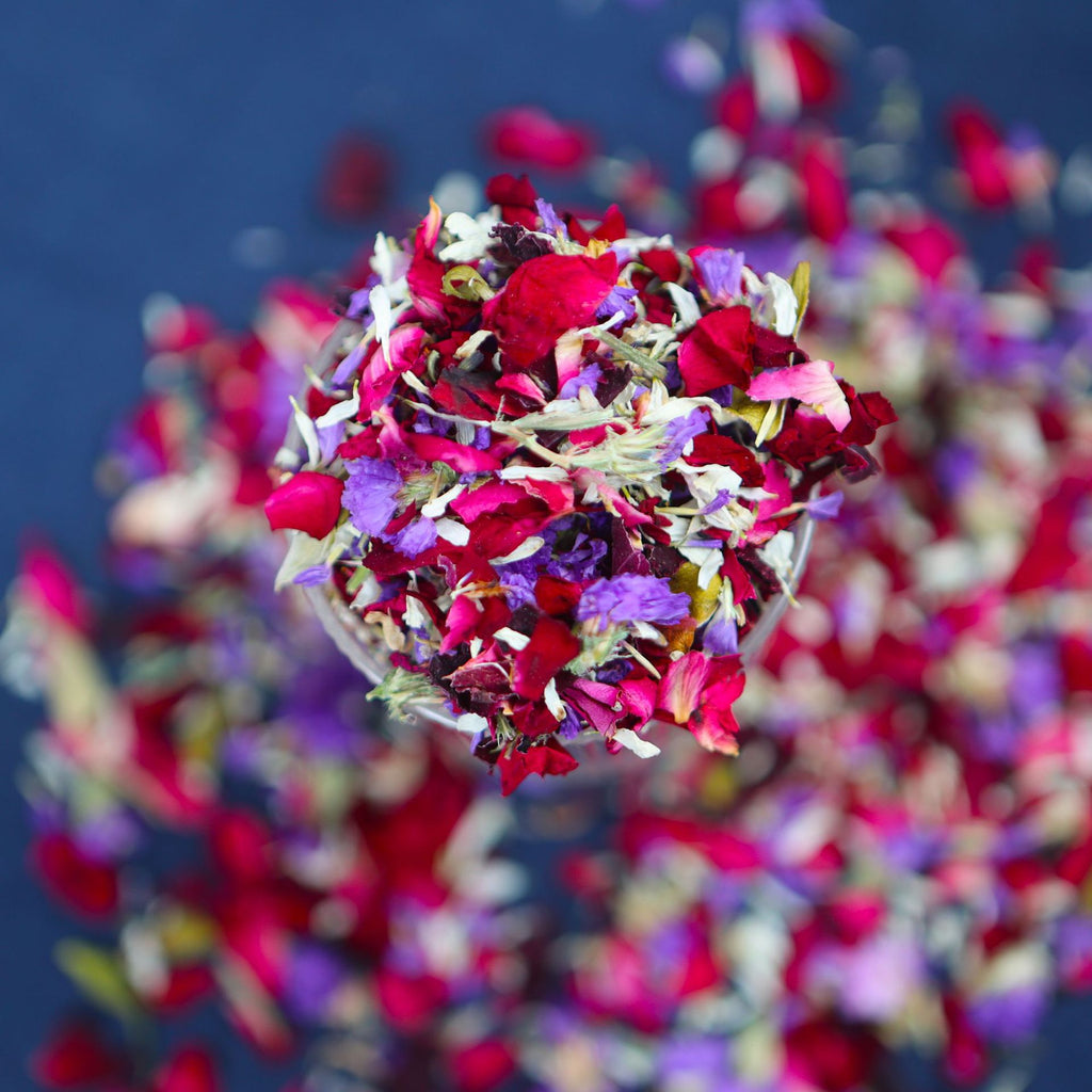 Confeti de pétalos secos decoración de boda