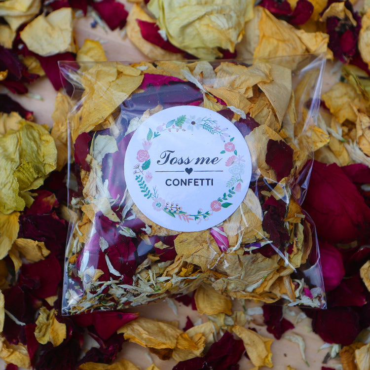 Confeti de pétalos secos decoración de boda