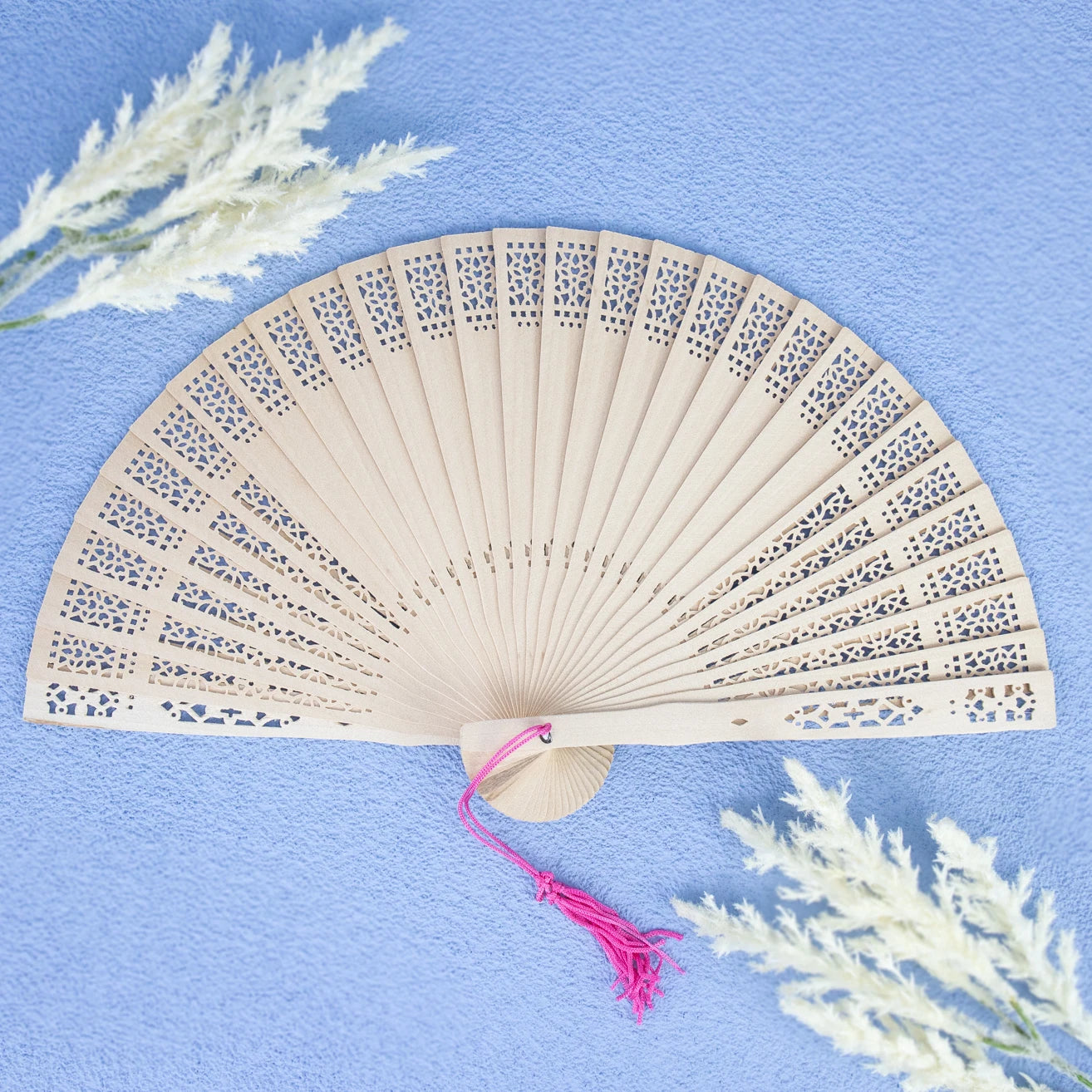 Abanico de madera con pompón fucsia