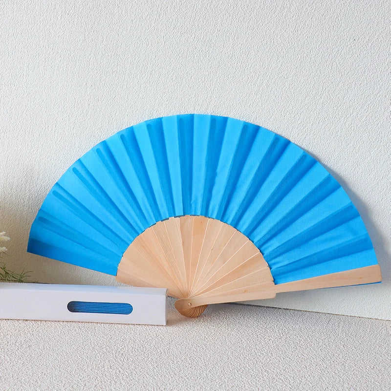 Abanicos de madera con tela de colores