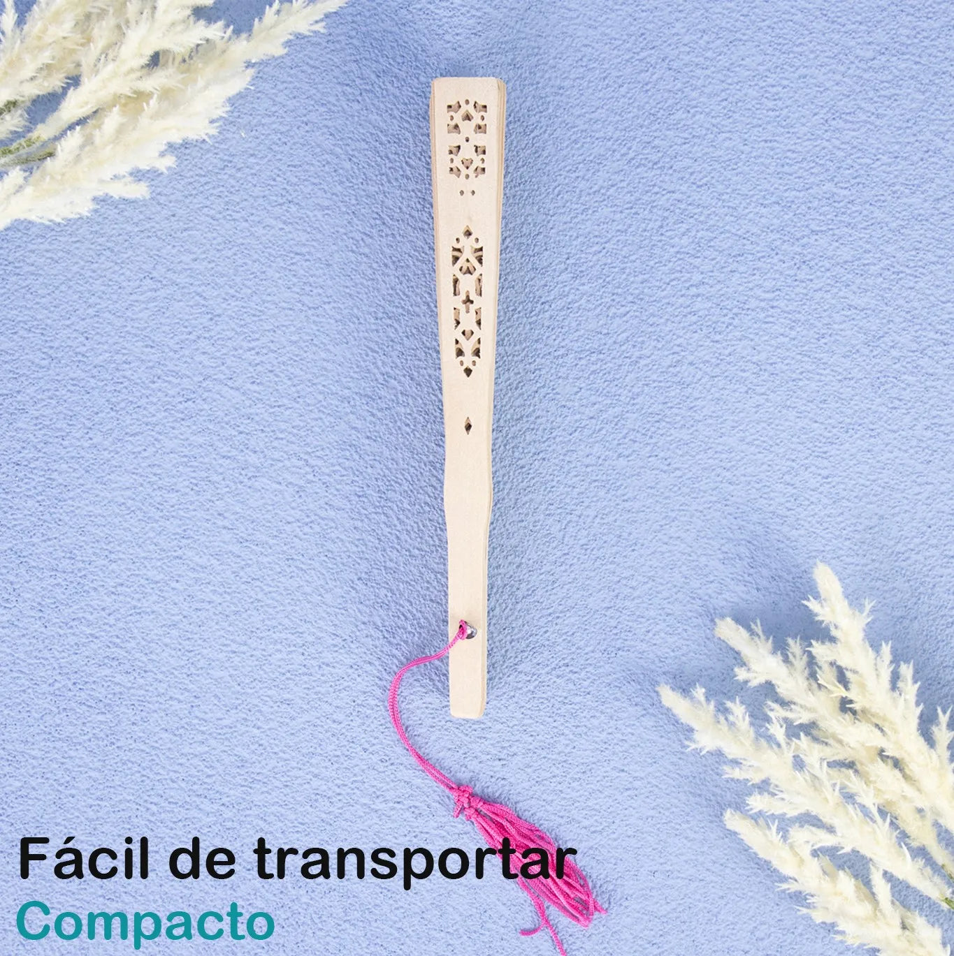 Abanico de madera con pompón fucsia