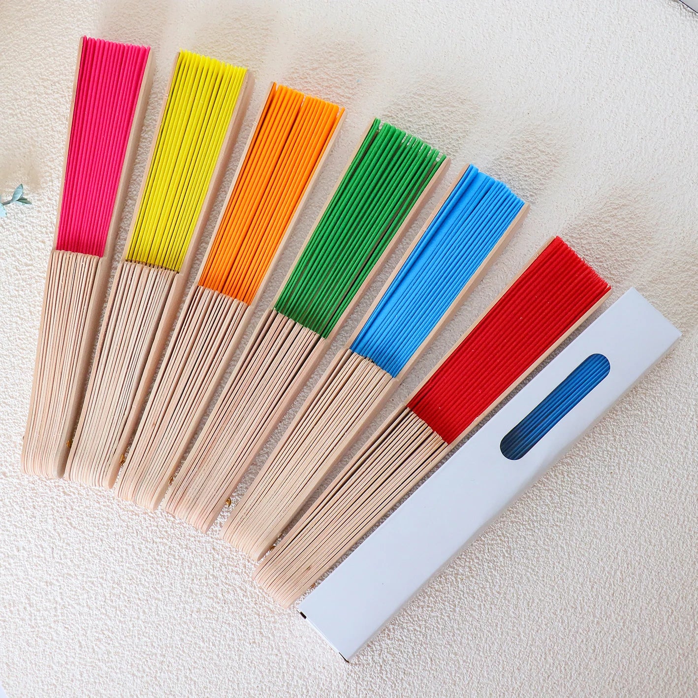 Abanicos de madera con tela de colores