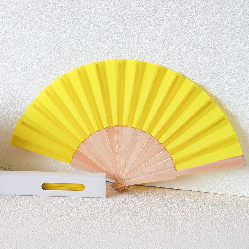 Abanicos de madera con tela de colores