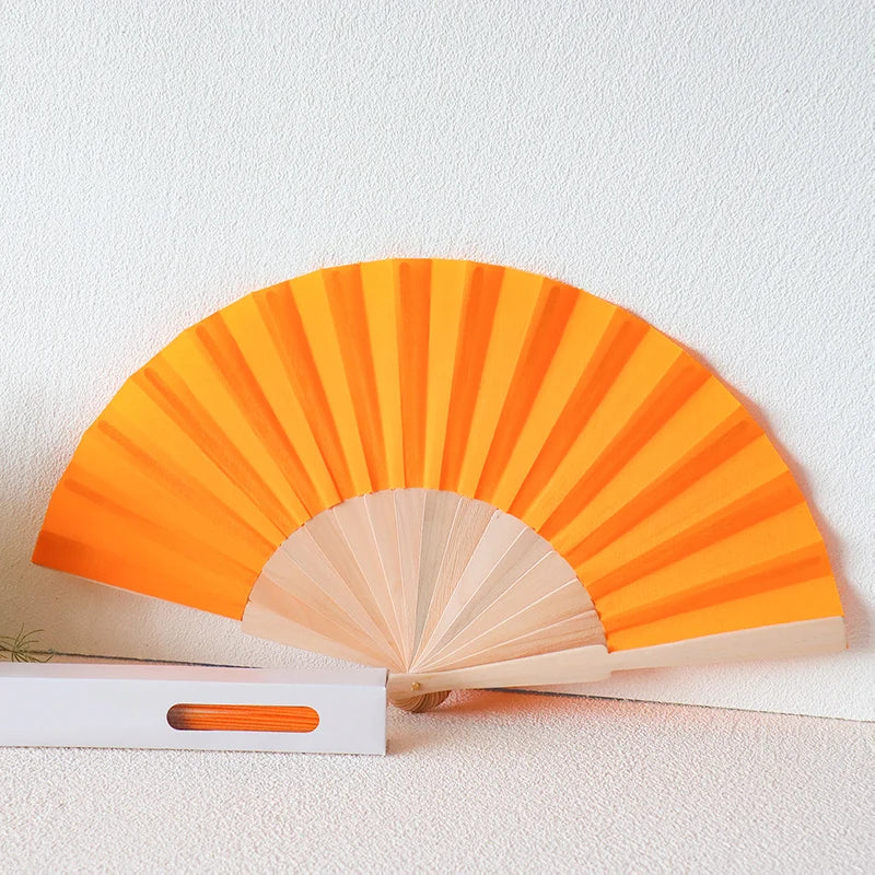 Abanicos de madera con tela de colores