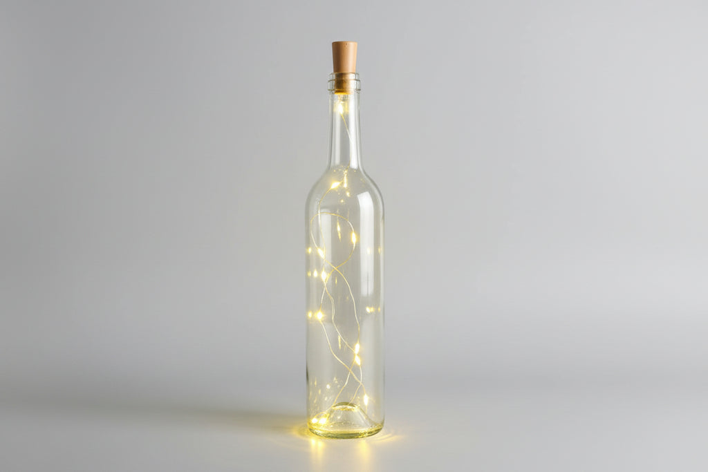 Botella de vidrio decorativa luminosa con luces LED.