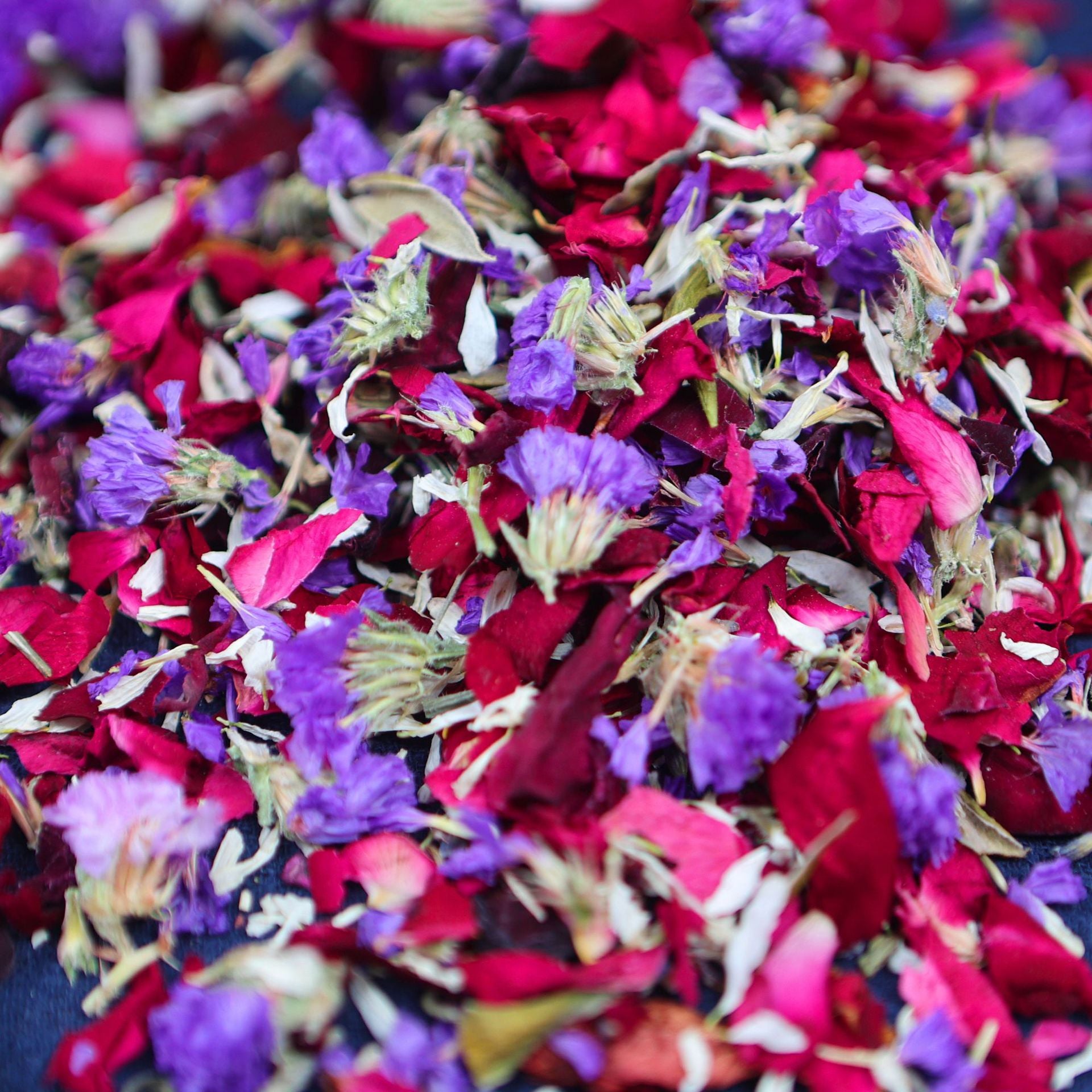 Confeti de pétalos secos decoración de boda