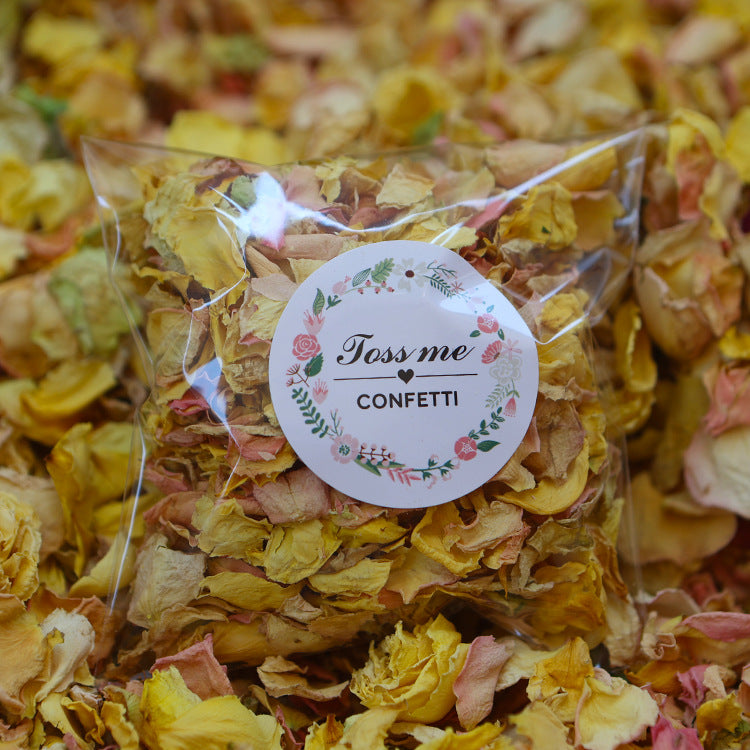 Confeti de pétalos secos decoración de boda